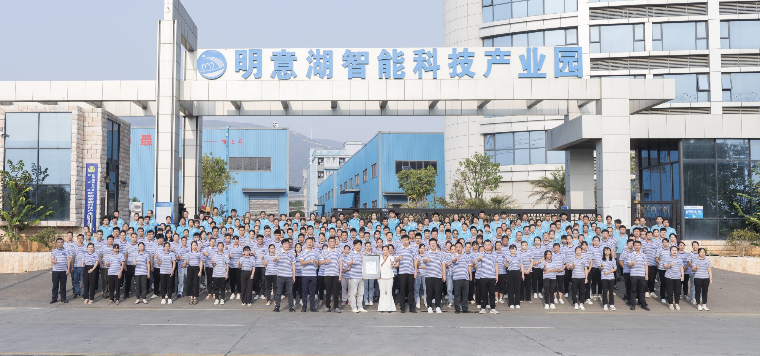 世界上占地面积最大的手机钢化膜生产基地