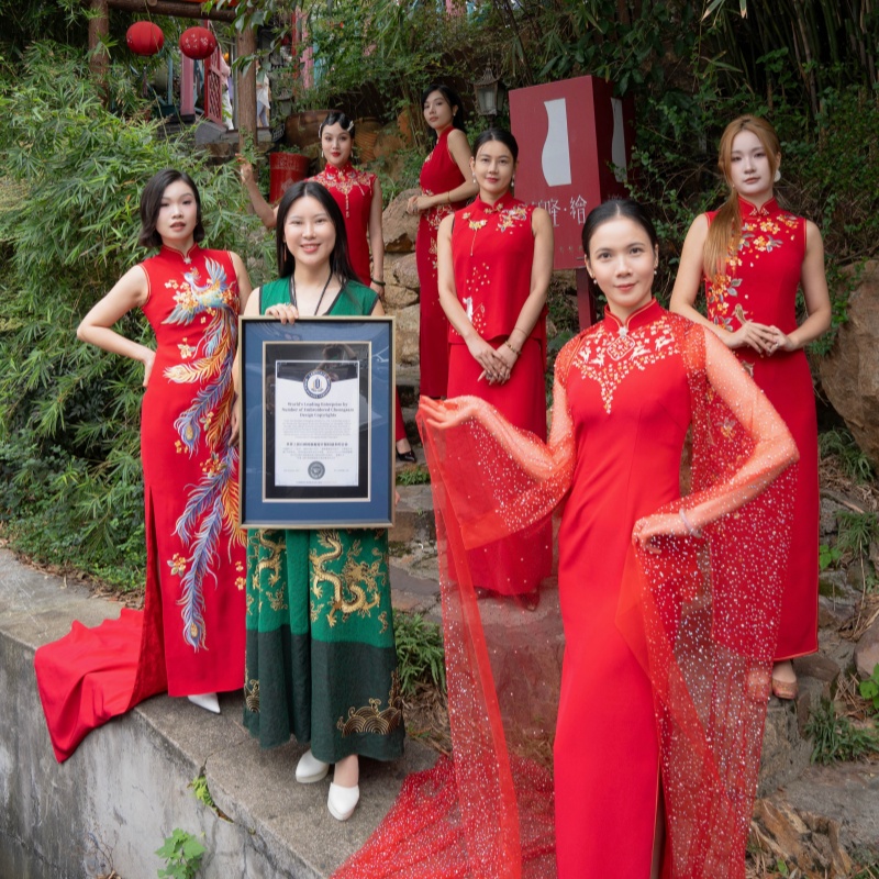 央广网：长沙刺绣旗袍获劳伦斯世界纪录认证